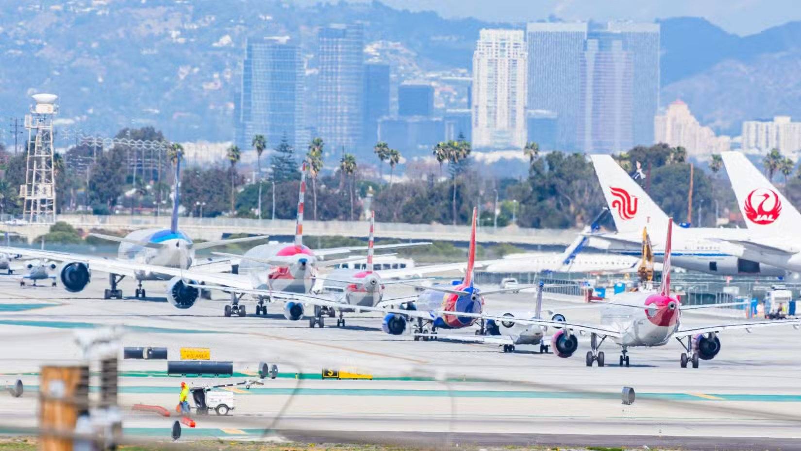 许多飞机在洛杉矶国际机场(LAX)排队起飞。