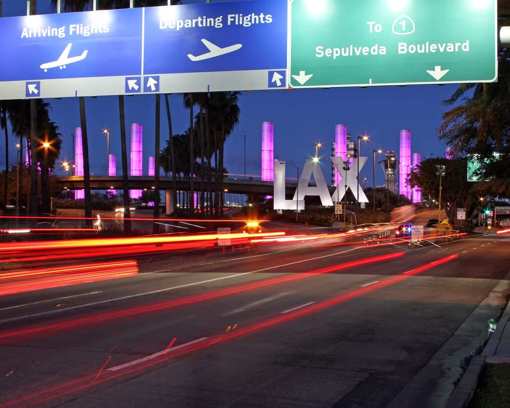 清晨驾车前往洛杉矶国际机场(LAX)。