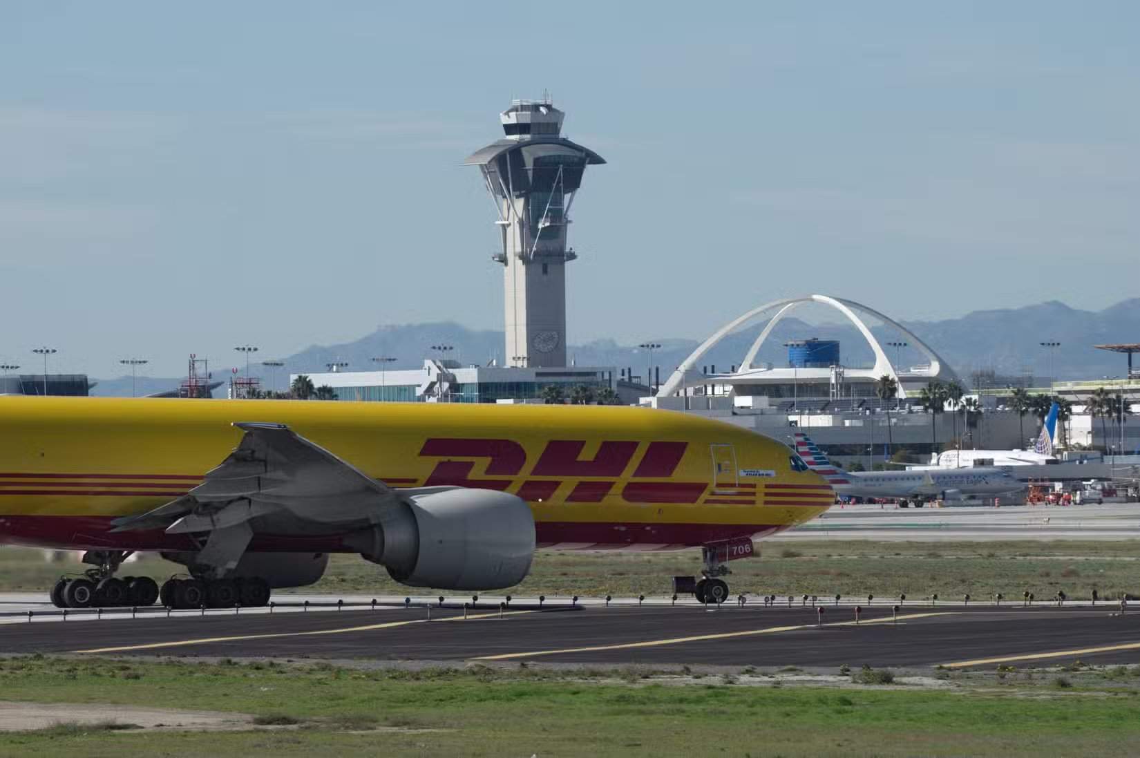 DHL波音767-300(注册号N706QF)在LAX洛杉矶国际机场滑行的图片。