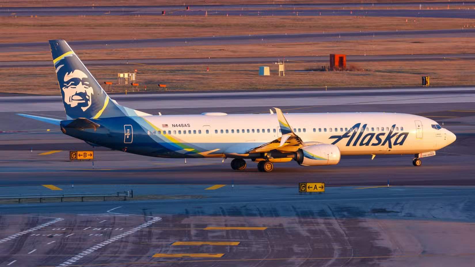 阿拉斯加航空波音737-900ER在JFK机场 shutterstock_1734290312