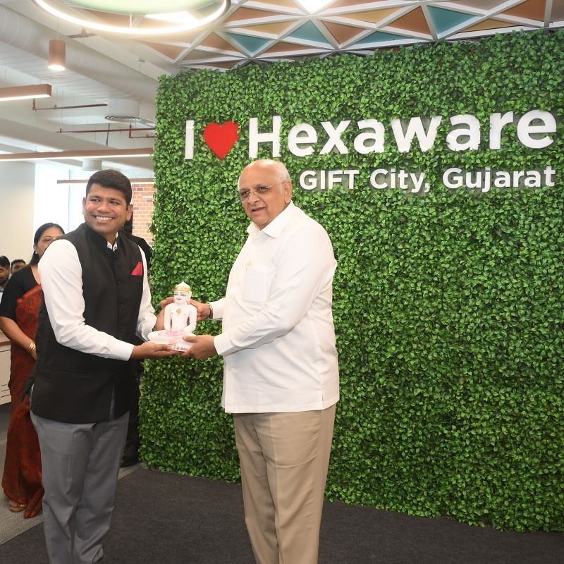 Der Chief Minister von Gujarat, Shri Bhupendra Patel, und der Chief Financial Officer von Hexaware, Vikash Kumar Jain, weihen gemeinsam das neue Büro in der GIFT City ein