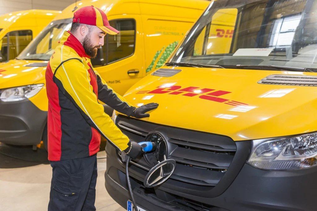 DHL 员工检查 Mercedes 配送车辆