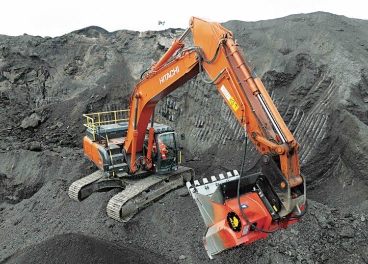 ALLU Asphalt Recycling Bucket可安装在重型挖掘机和轮式装载机上,用于筛分和破碎冷铣刨沥青及再生沥青路面。图片:ALLU