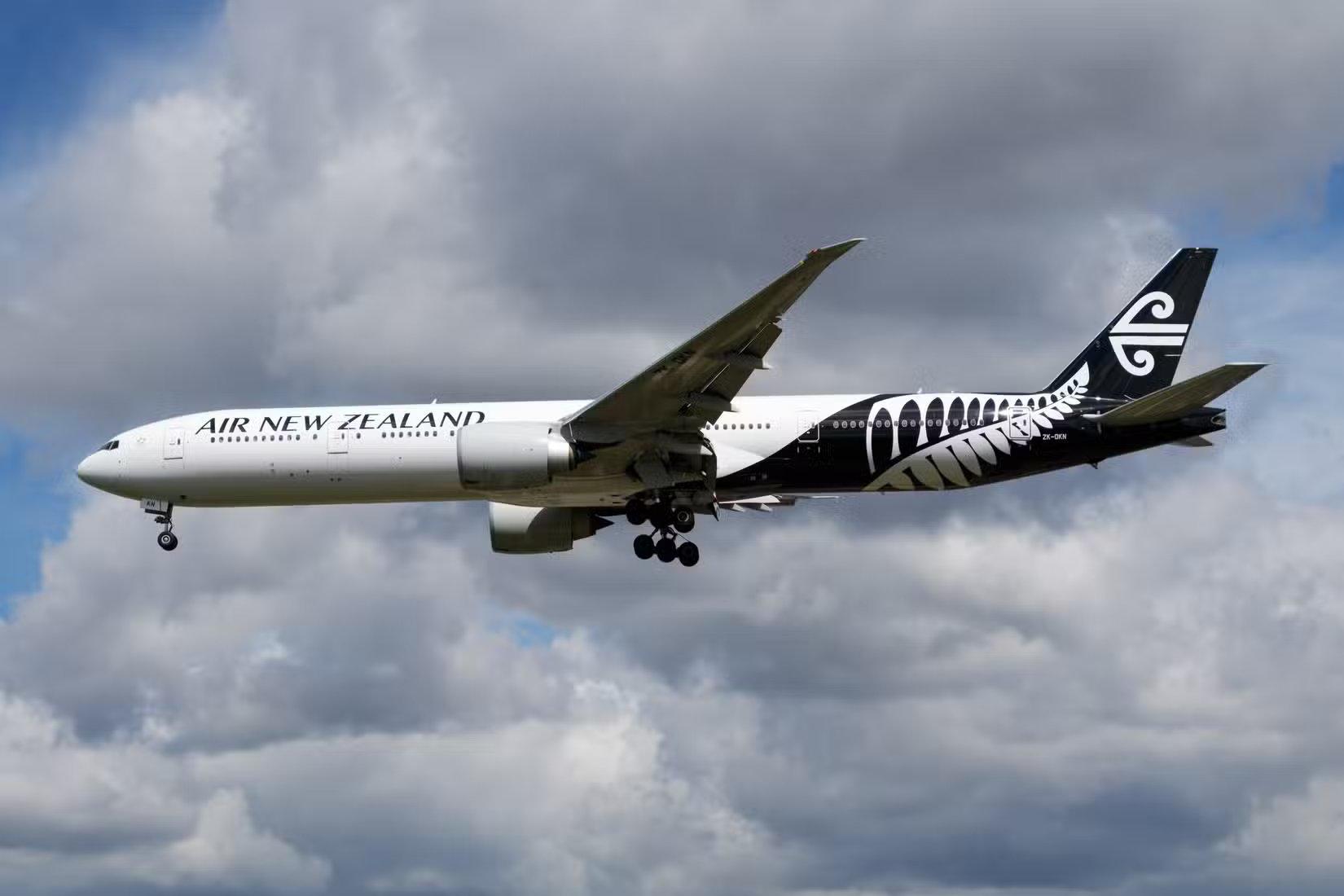 Air New Zealand Boeing 777-300ER bei der Landung am London Heathrow Airport