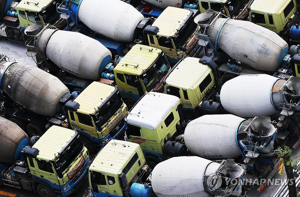 Stopped concrete mixer trucks