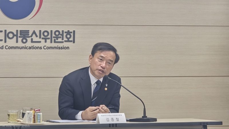 O presidente da Comissão de Comunicação e Mídia (방미통위), Kim Jong-cheol, discursa na coletiva de imprensa dos seis meses de posse realizada no dia 15 no Edifício Governamental de Gwacheon. / Foto = Repórter Kwon Yong-sam