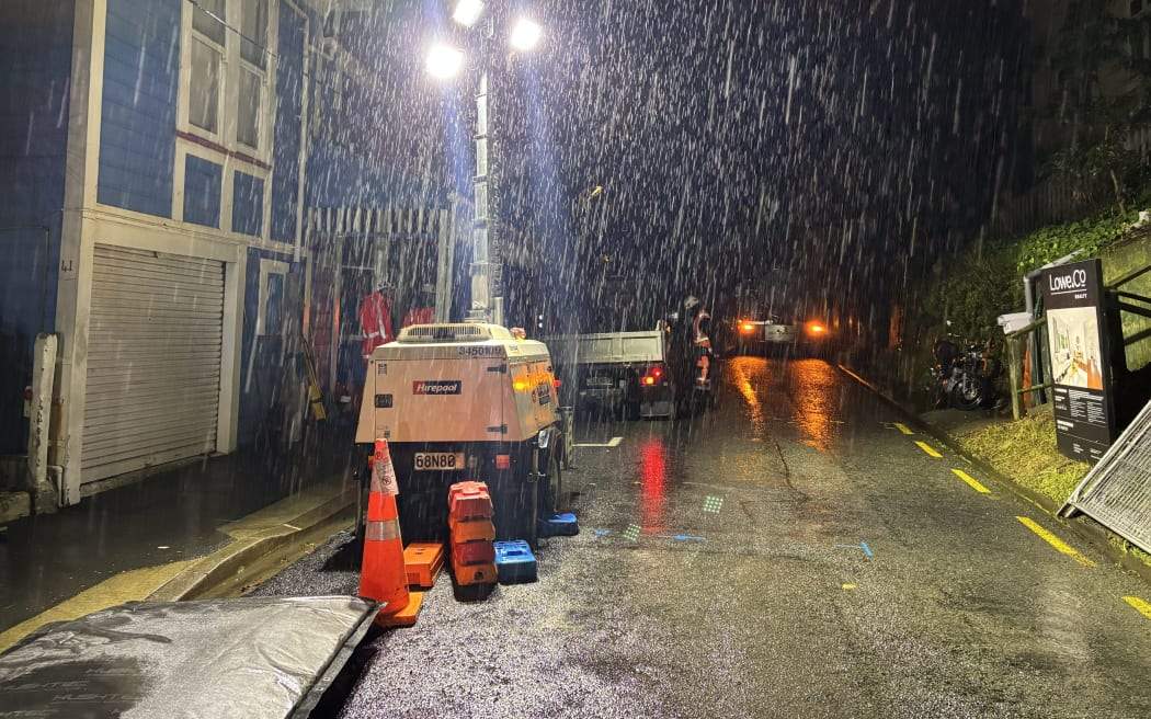 Trabajadores instalan iluminación frente a una vivienda en Holloway Road, donde han comenzado las obras nocturnas de casi un mes para reemplazar la antigua tubería de alcantarillado.