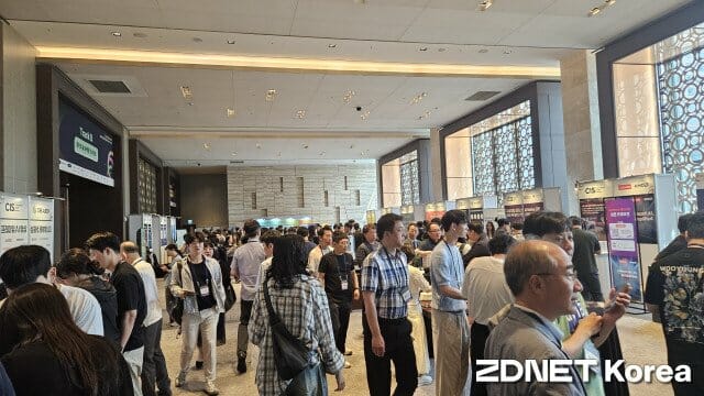 CIS 2026展位聚集了大量参观者 (照片=ZDNet Korea)