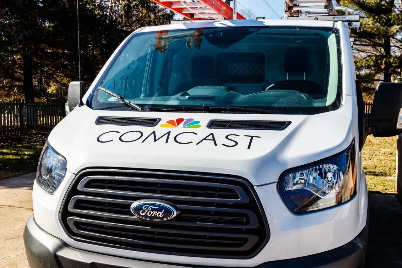 Camion Comcast avec le logo Comcast sur le capot