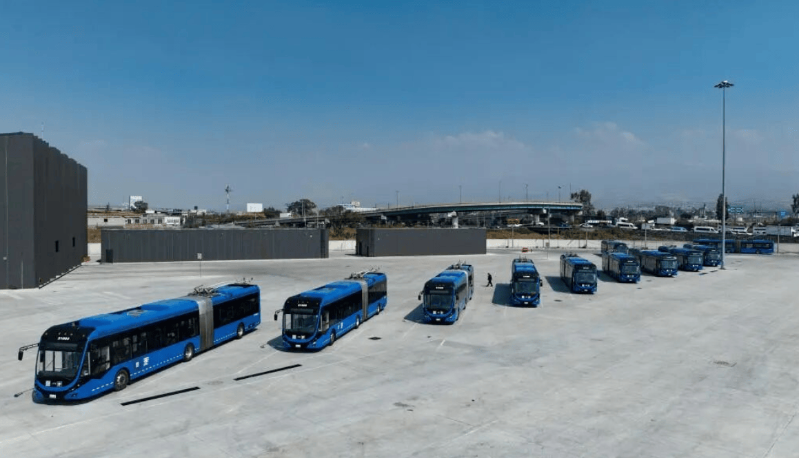 Este es un autobús de nueva energía chino fotografiado por un dron en una terminal de trolebuses elevados cerca de la Ciudad de México, capital de México.