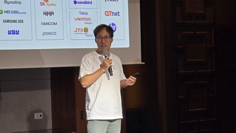 El representante de Upstage, Kim Seong-hoon, habla en una rueda de prensa celebrada el día 16 en el Hotel Conrad de Yeouido, Seúl.