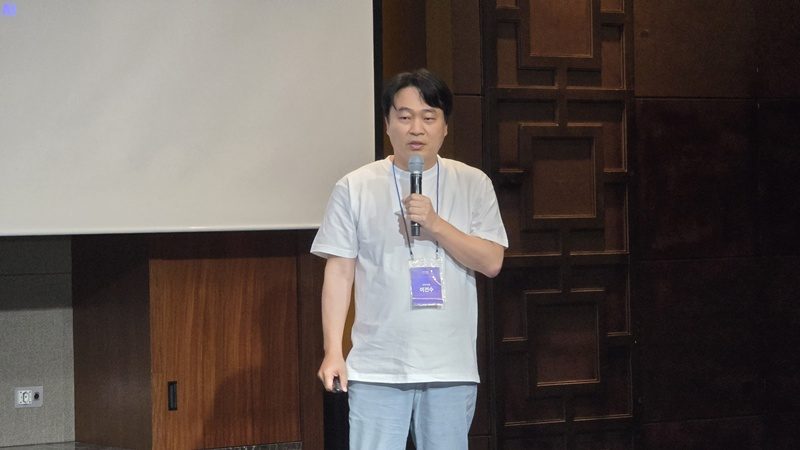 El representante de AXZ, empresa operadora del portal Daum, Lee Geon-su, habla en una rueda de prensa celebrada el día 16 en el Hotel Conrad de Yeouido, Seúl.