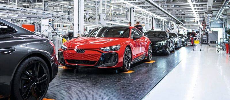 Para que la producción sea más rápida, más robusta y más flexible, es necesario orientarla más hacia las TI. Esto también requiere controladores virtuales. (Fuente de la imagen: Audi AG)