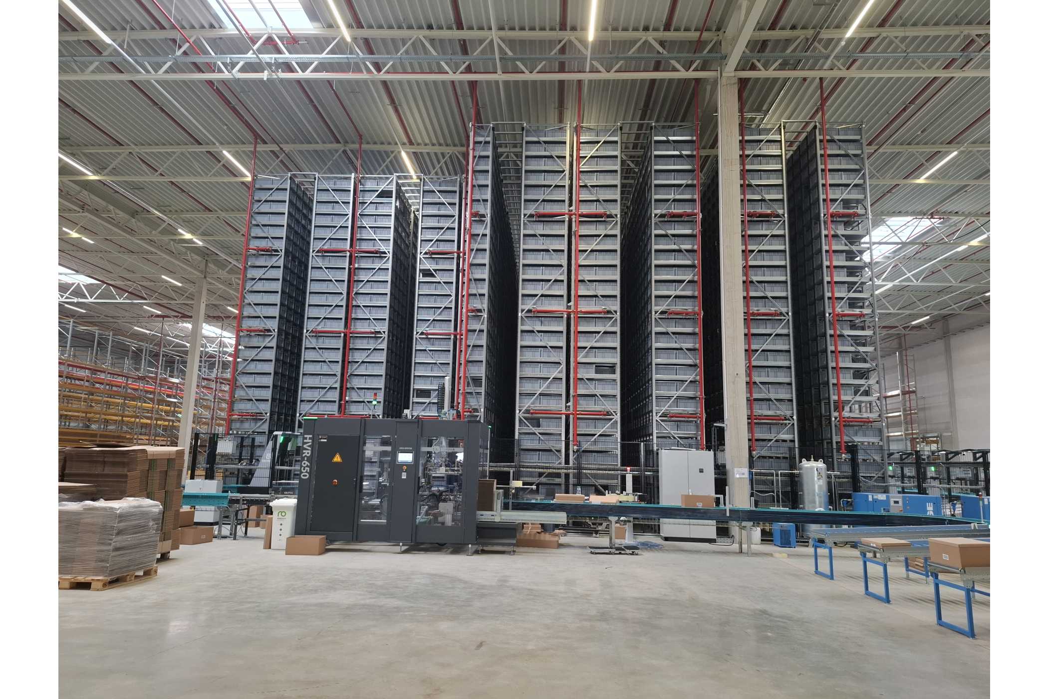 No interior, encontra-se um armazém Exotec equipado com robôs