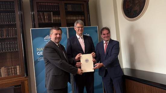 De izquierda a derecha: Sven Schulze, Ministro Presidente de Sajonia-Anhalt; Patrick Schnieder, Ministro Federal de Transporte; Ernst Ferdinand Wilsmann, Director General de MIG
