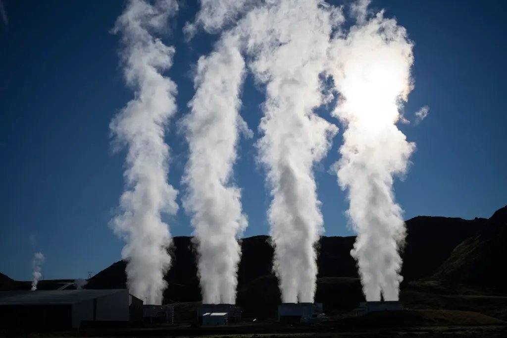 Dampf, der über einem Geothermiekraftwerk in Island aufsteigt.