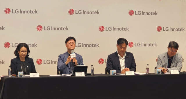 المدير التنفيذي لقسم حلول التغليف في LG Innotek، جو جي-تاي (Jo Ji-tae)، وغيره من كبار المسؤولين يجيبون على أسئلة الصحفيين (الصورة: ZDNet Korea)