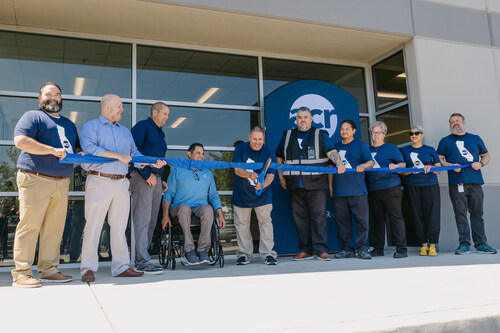 Representantes da ACR celebram a inauguração do novo centro de distribuição em Stockton, Califórnia, durante a cerimônia de corte de fita em 17 de junho de 2026