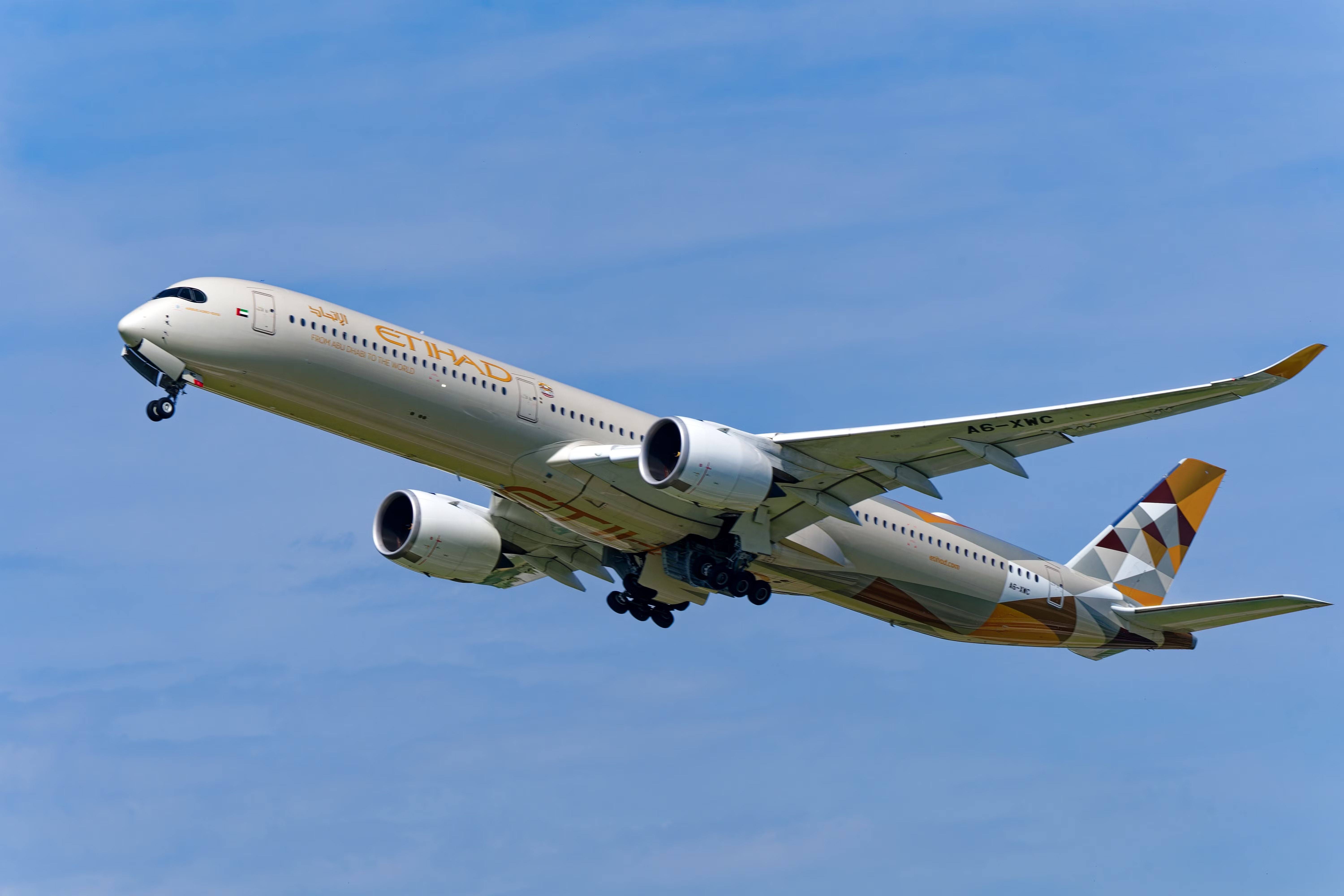 Airbus A350-1000 de Etihad Airways despegando del Aeropuerto de Zúrich ZRH