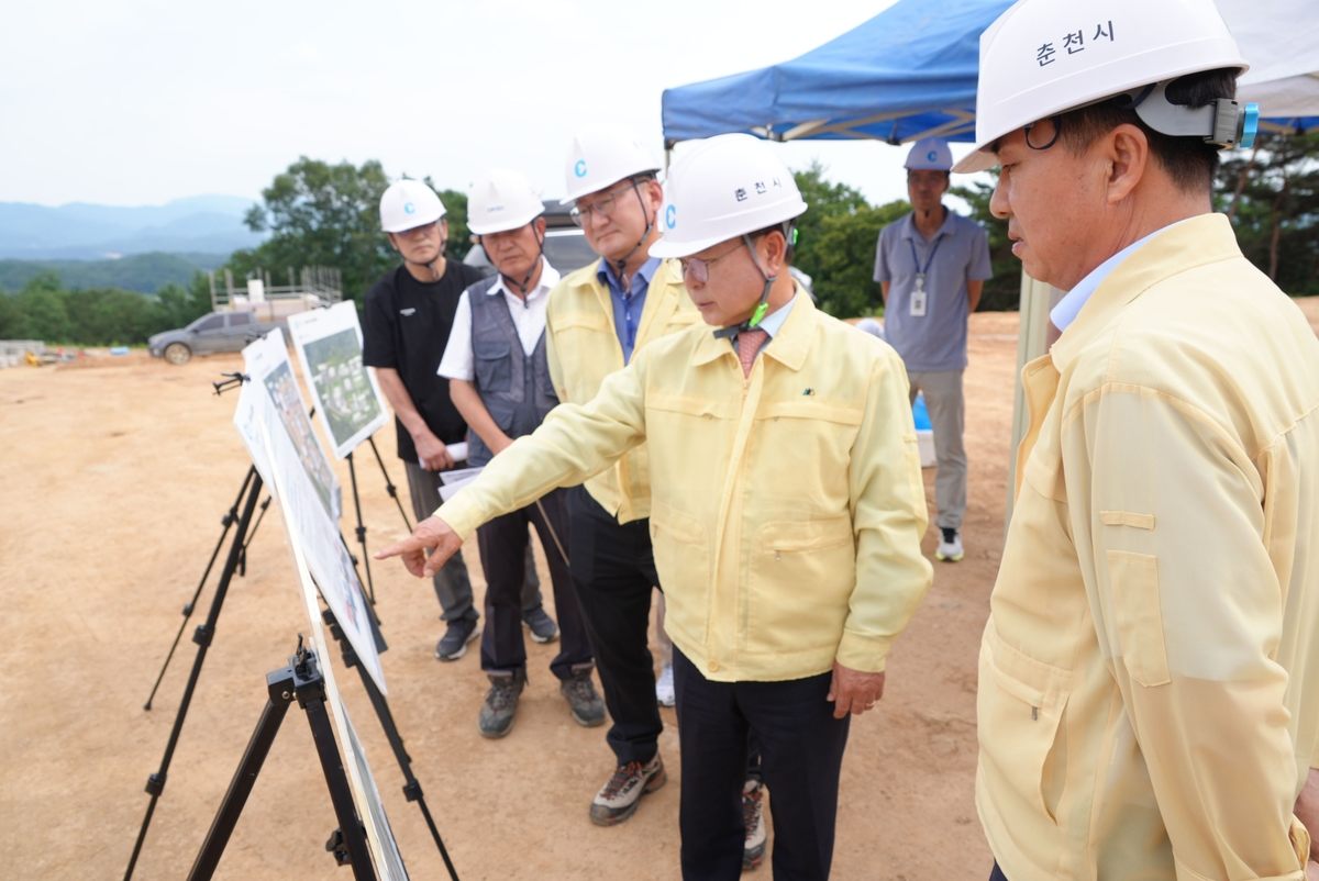 Inspección del alcalde de Chuncheon, Yuk Dong-han, en el sitio