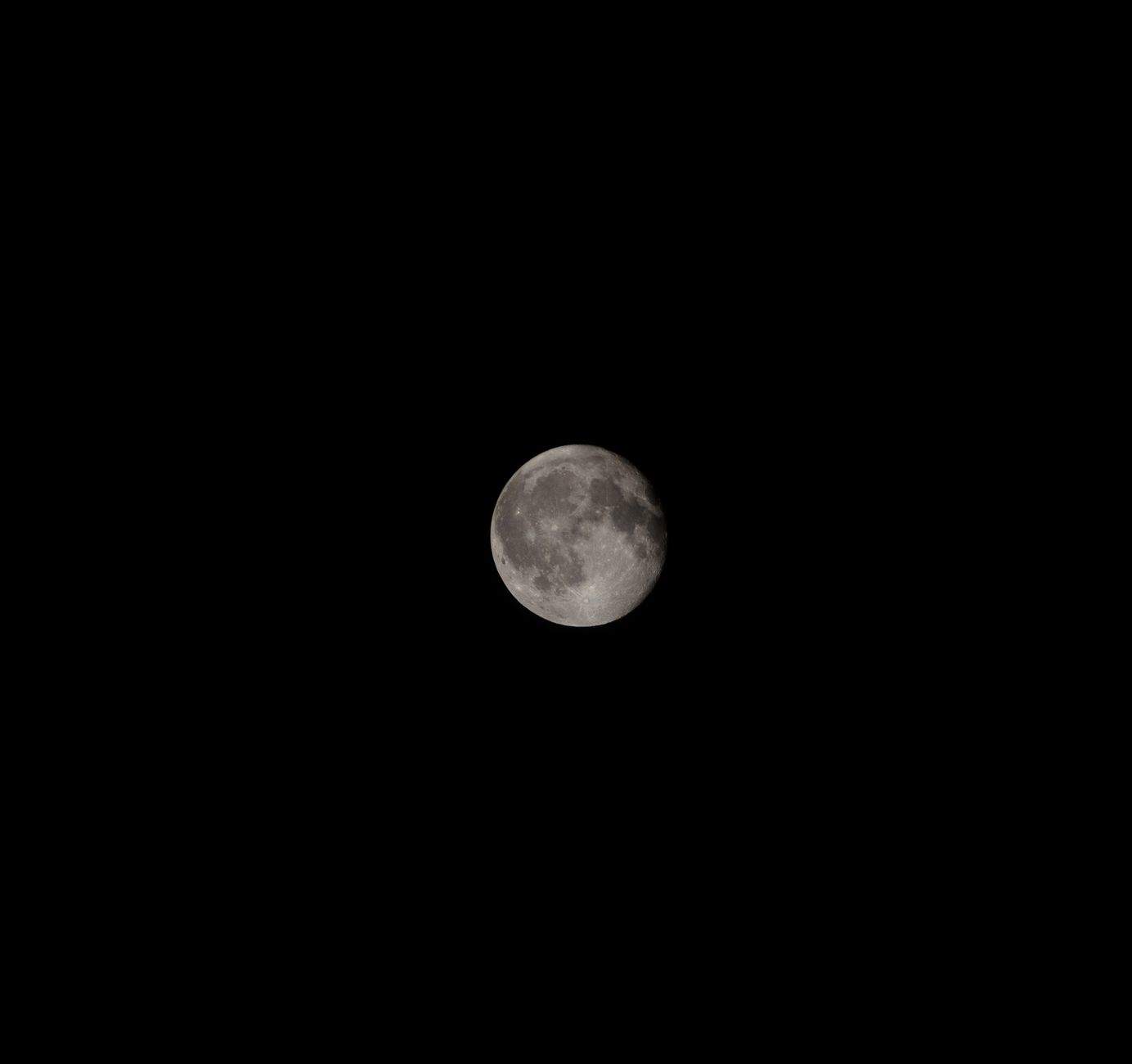 Une image vivante de la pleine Lune, brillant intensément dans le ciel nocturne sombre, montrant ses cratères détaillés