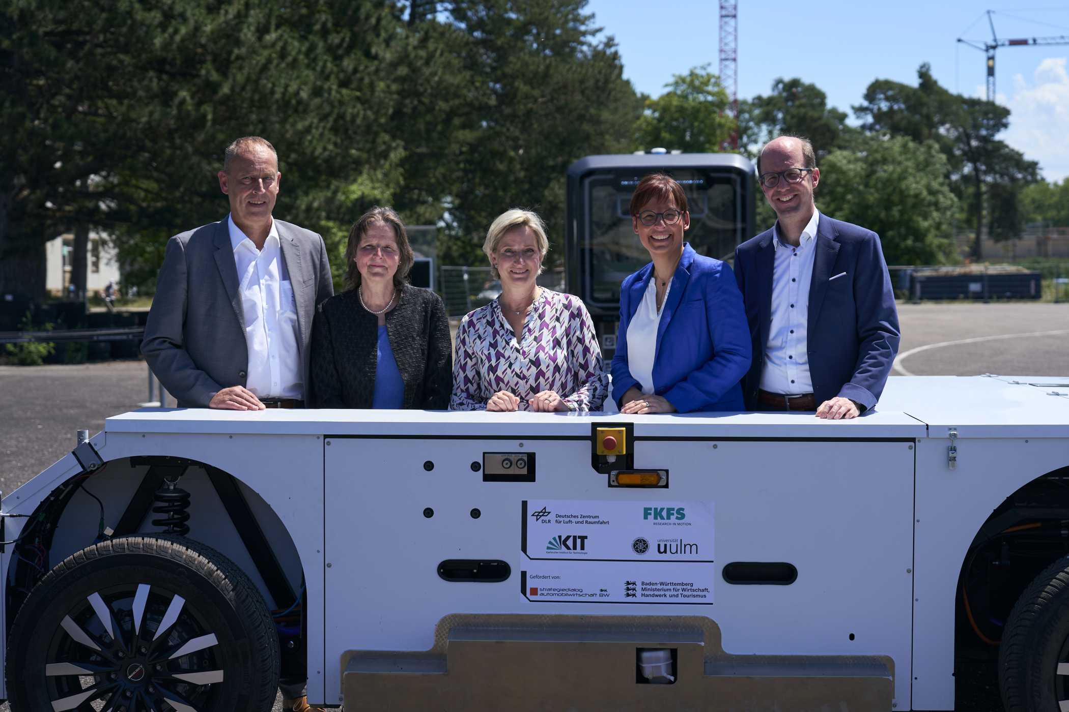 U-Shift II next-generation product presentation: (from left to right) Professor Andreas Wagner from FKFS; Professor Kora Kristof, KIT Vice President for Digitalization and Sustainability; Dr. Nicole Hoffmeister-Kraut, Baden-Württemberg Minister of Economic Affairs, Labour and Tourism; Professor Meike Jipp, Director of the DLR Energy and Transport Division; Professor Michael Buchholz, Head of the Research Group for Electric Mobility and Connected Driving/Connected Infrastructure at Ulm University (Universität Ulm). (Image source: Magali Hauser, KIT)