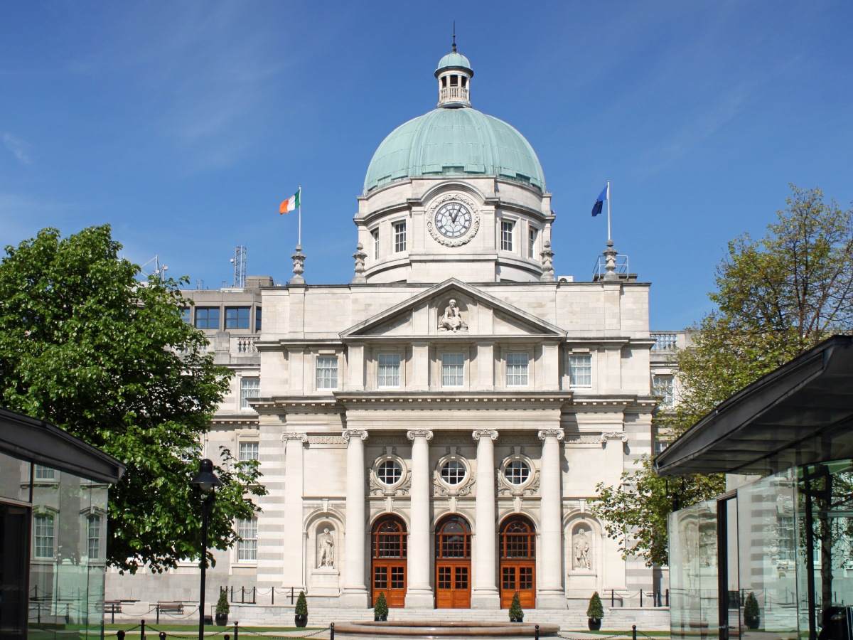 Leinster House in Dublin, das irische Parlamentsgebäude bei sonnigem Wetter
