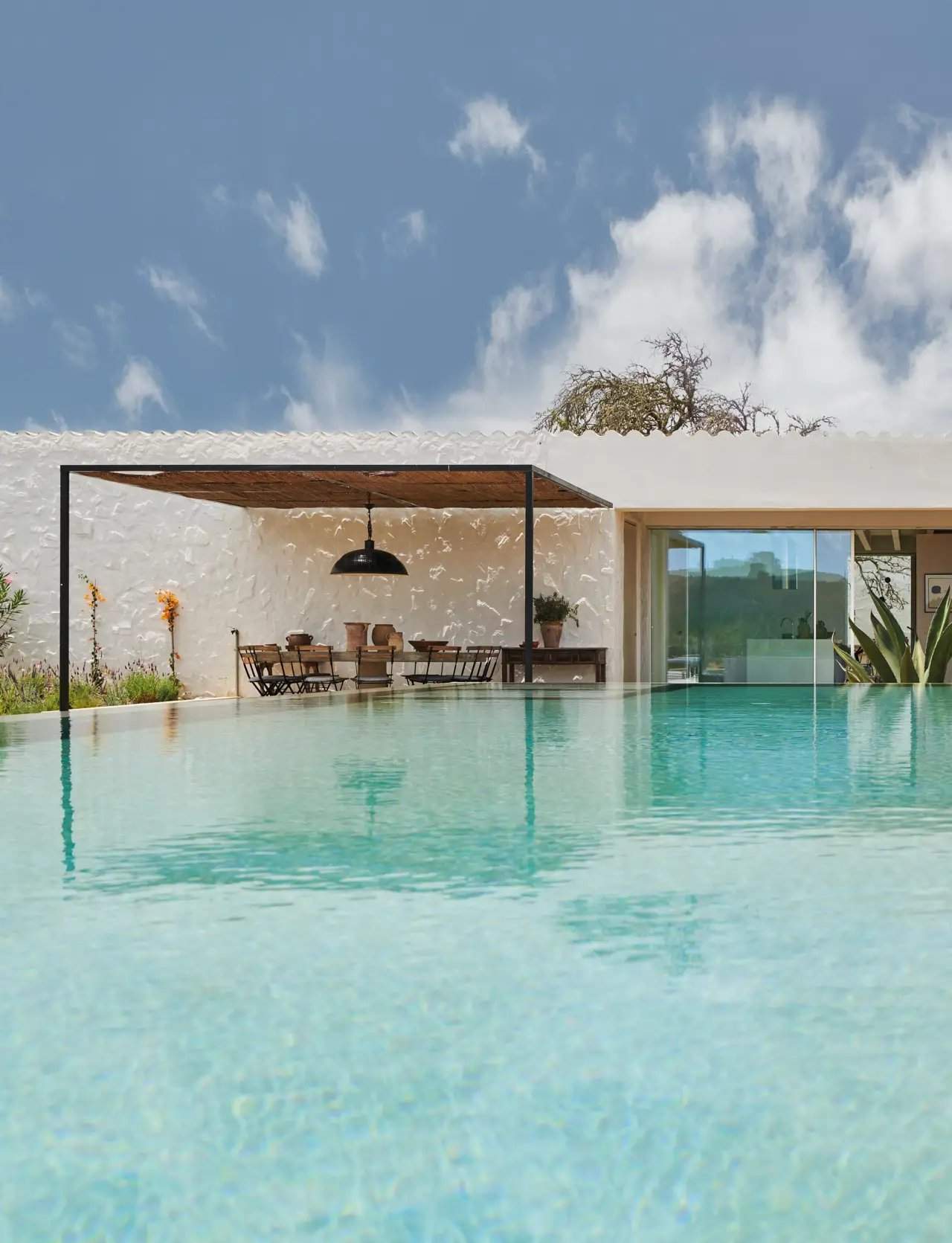 Pool mit Restaurant und Schilfpergola