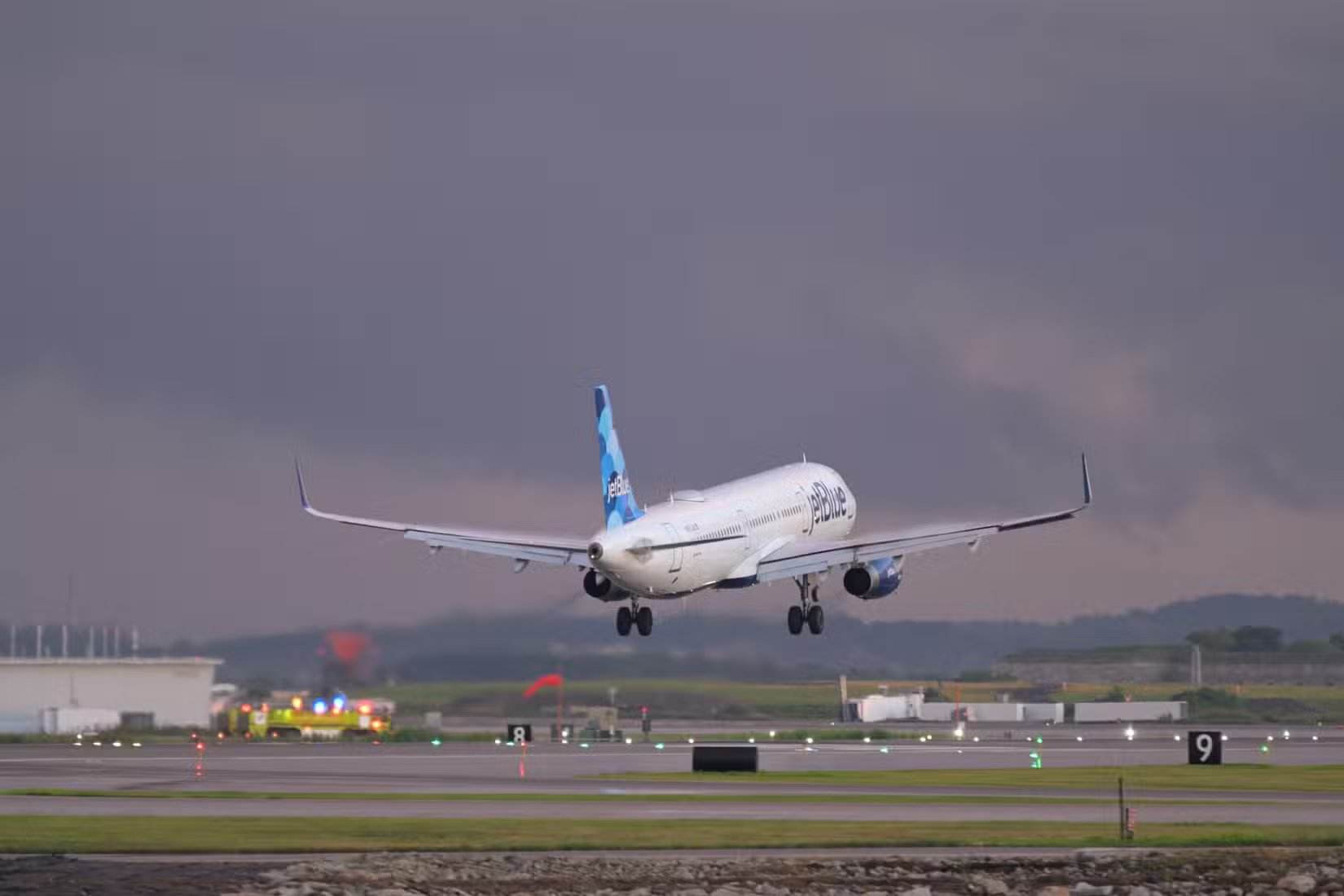 Airbus A321 N905JB da JetBlue pousando em Boston