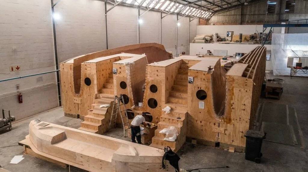 Le trimaran VMG 53 en construction au chantier naval du Cap