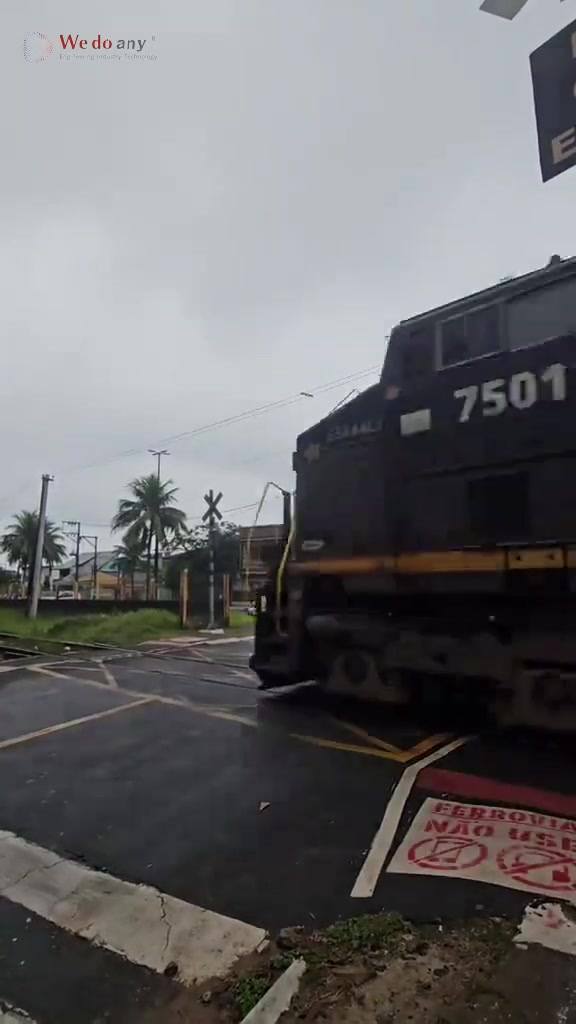 Tem da MRS retornando vazio do terminal de carga da Ilha de Guaíba.