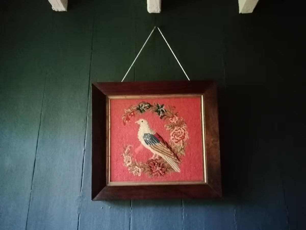 Vogel-Stickerei. Jane Beck Welsh Blankets in ihrem renovierten Zuhause in der Nähe von Tregaron, Ceredigion. Die Renovierung dauerte 29 Jahre, und sie hatte anfangs nur 23 Pfund in der Tasche.
