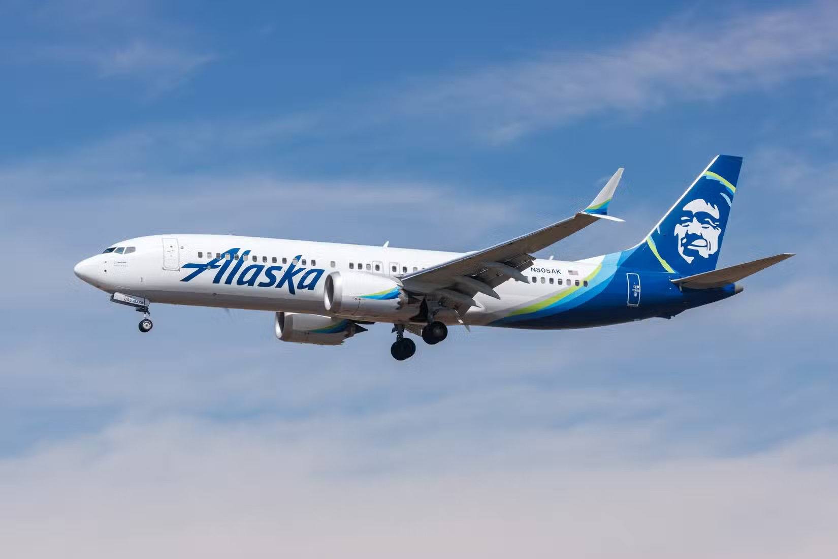 طائرة بوينغ 737 تابعة لشركة طيران ألاسكا أثناء الطيران