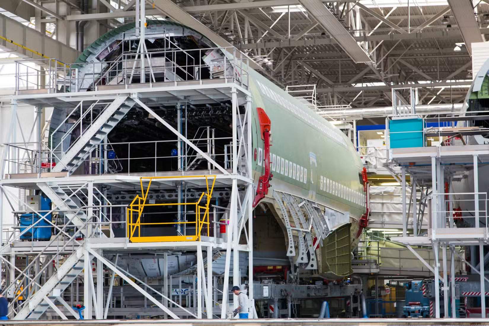 Endmontagehalle. Der Doppeldecker Airbus A380 wird gebaut