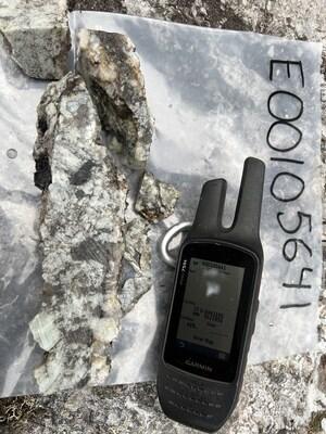 Stichprobe E00105645 vom Last-Resort-Pegmatit mit einem Gehalt von 4,36 % Li2O (CNW Group/Rock Tech Lithium Inc.)
