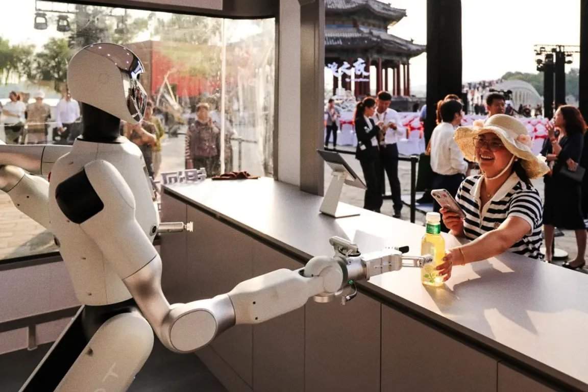 El robot humanoide Galbot atiende a clientes en su ubicación de Hung Hom, Hong Kong
