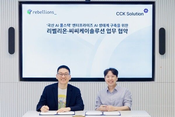 Rebellions首席执行官朴成贤（Park Sung-hyun）（左）与CCK Solution首席执行官赵贤洙（Cho Hyun-soo）在签署谅解备忘录后合影。（照片来源：Rebellions）