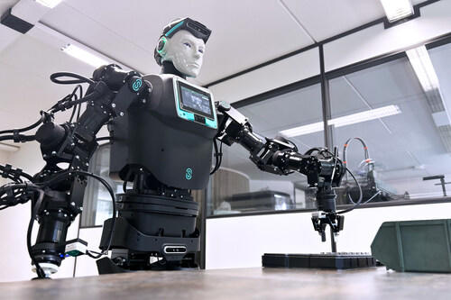 الروبوت البشري المعرفي RoBee الذي طورته شركة Oversonic Robotics. يُعد RoBee الروبوت البشري الوحيد المعتمد للاستخدام في المجالين الصناعي والطبي. يعمل RoBee حالياً في عدة شركات، ويُجرى به مشاريع تجريبية في المستشفيات.