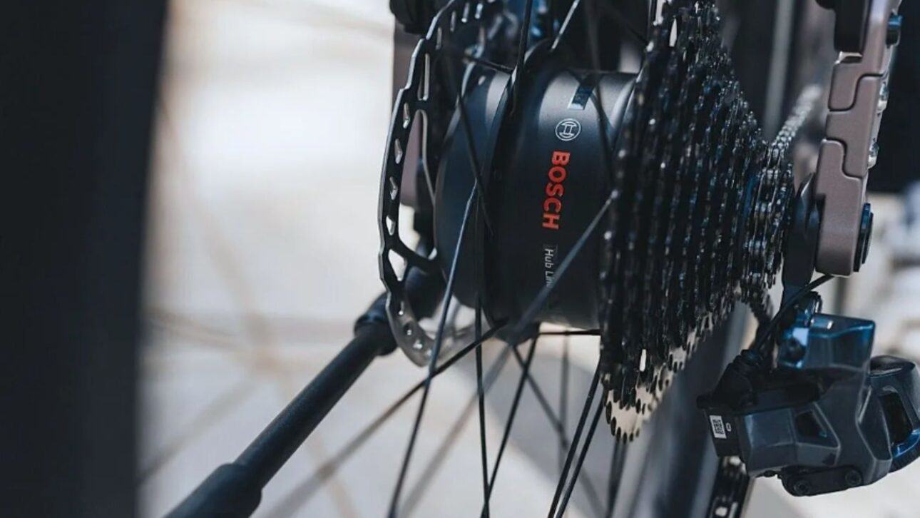Bosch lança Hub Line, motor de cubo de 2,3 kg para bicicletas elétricas urbanas, com torque de 45 Nm e menor resistência ao pedal.