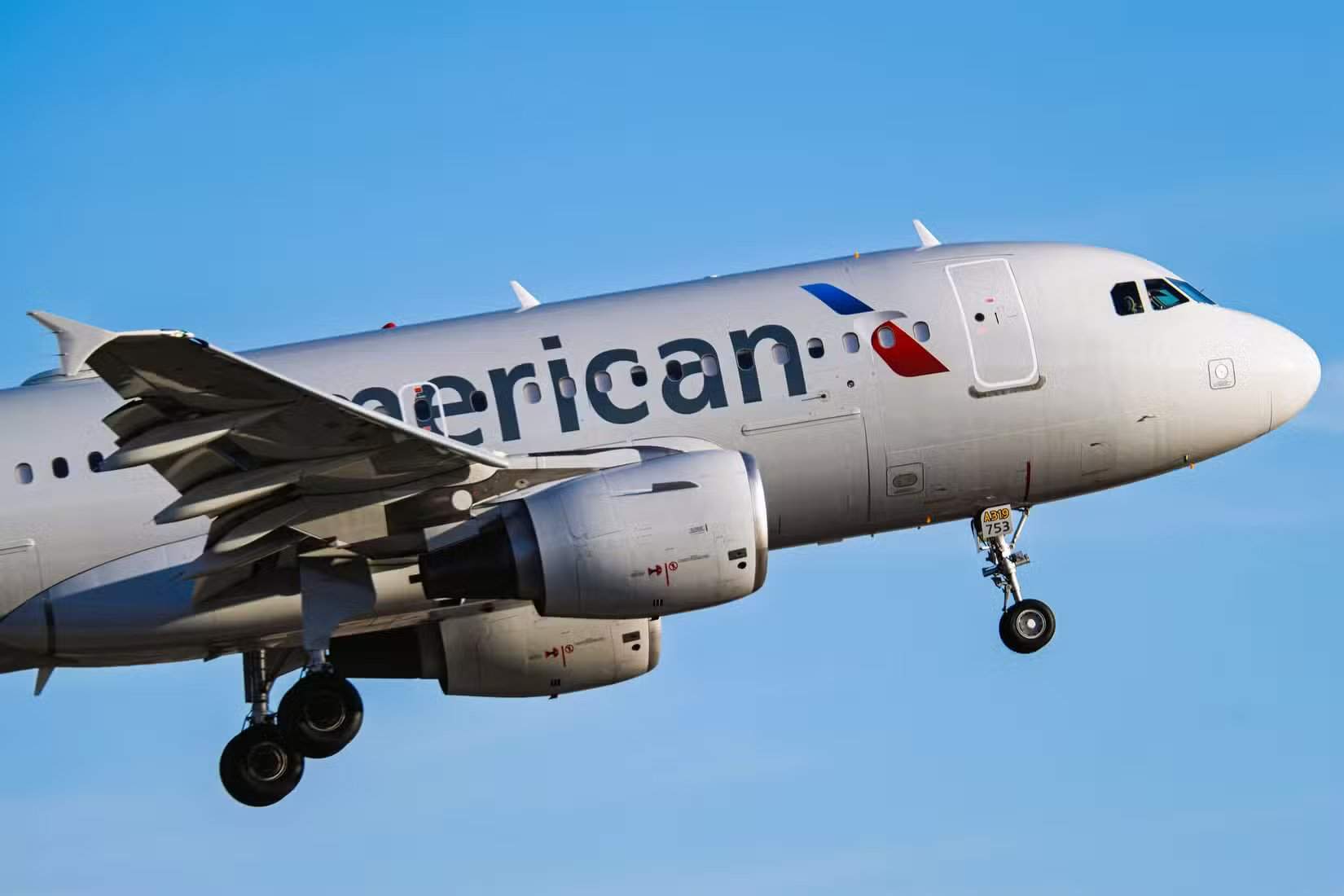 Primer plano del despegue de un Airbus A320 de American Airlines