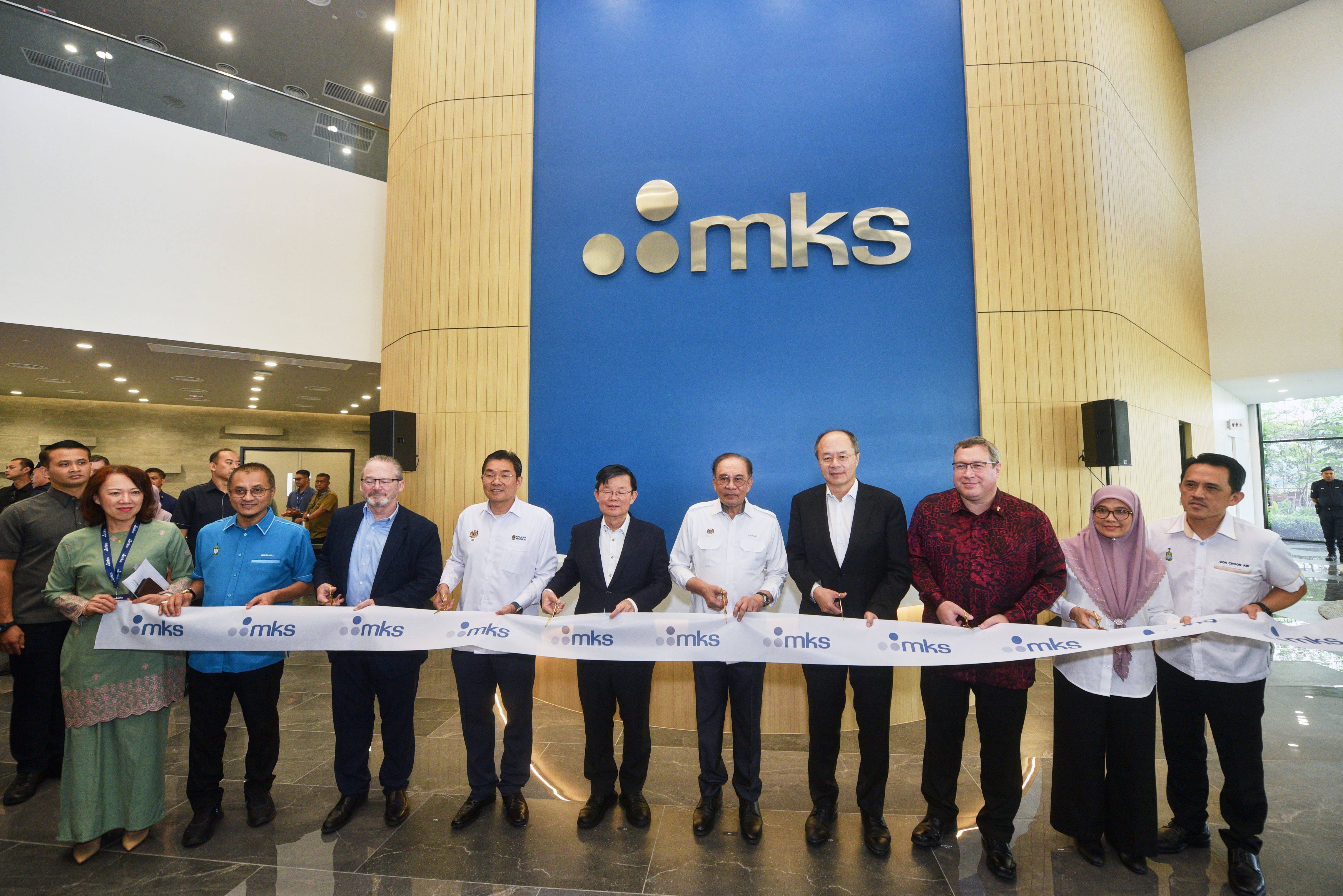 Церемония разрезания ленты на открытии завода MKS Inc. Supercenter