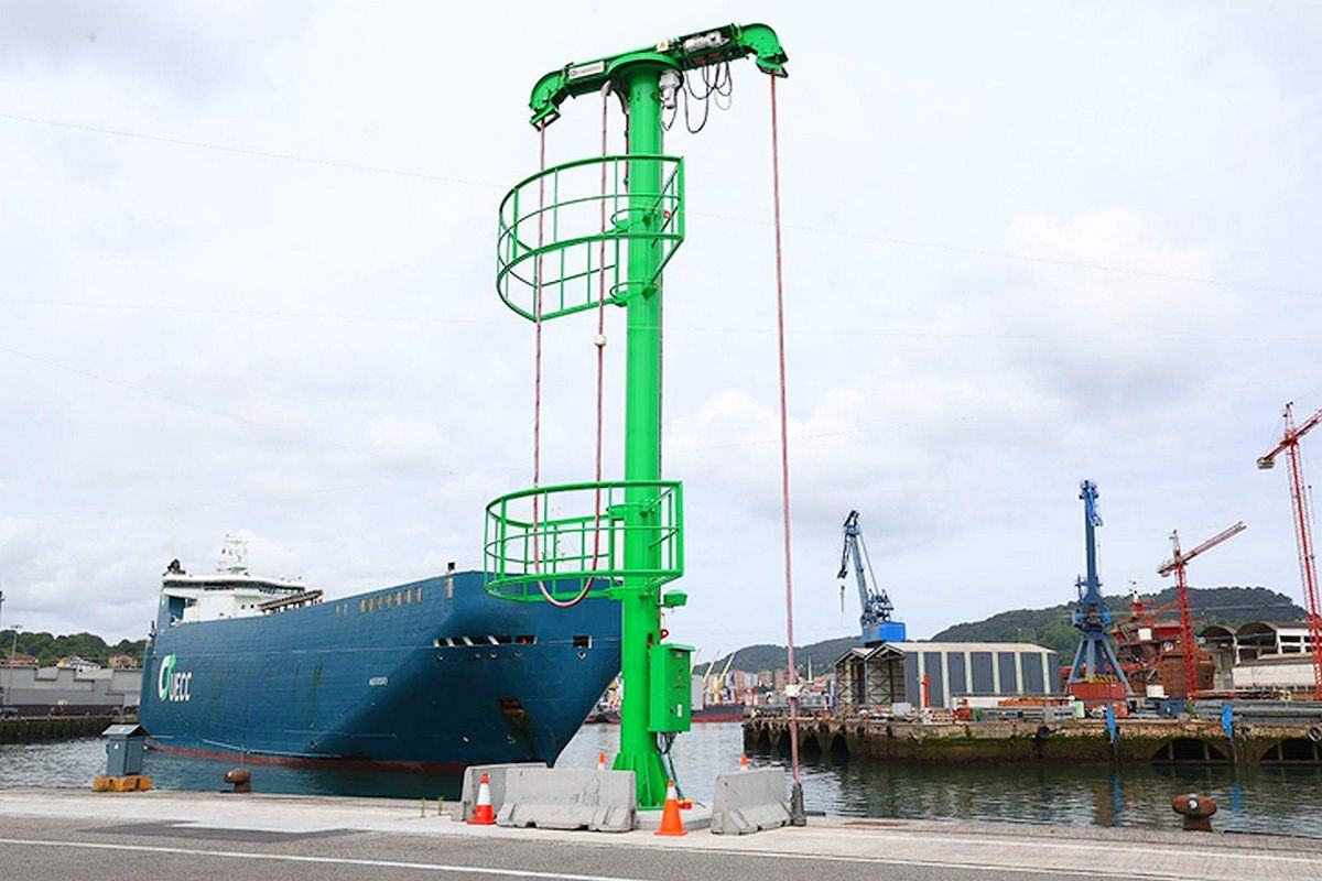 Im Hafen von Pasaia werden stationäre Ladestationen anstelle von Hilfsmotoren eingesetzt, um die Schiffsemissionen am Kai Capuchinos zu reduzieren.