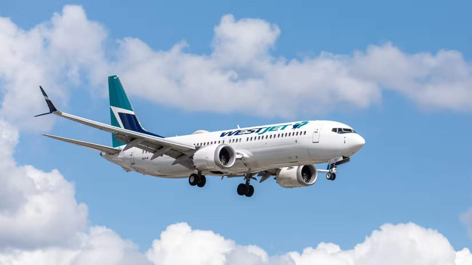 هبوط طائرة ركاب من طراز بوينغ 737 تابعة لشركة ويست جيت في مطار تورونتو بيرسون الدولي YYZ