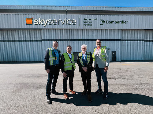 Líderes da Skyservice e da Bombardier posam para foto na instalação da Skyservice em Vancouver, recentemente designada como Instalação de Serviço Autorizado (ASF) da Bombardier. Na foto (da esquerda para a direita): Francois Casault, Diretor de Manutenção da Skyservice; Patrick Allard, Gerente Sênior de Projetos/ASF da Bombardier; Patrick Canuel, Diretor Sênior de Desenvolvimento de Negócios de Manutenção da Skyservice; e Matthew Stacey, Gerente de Manutenção da Skyservice Calgary/Vancouver