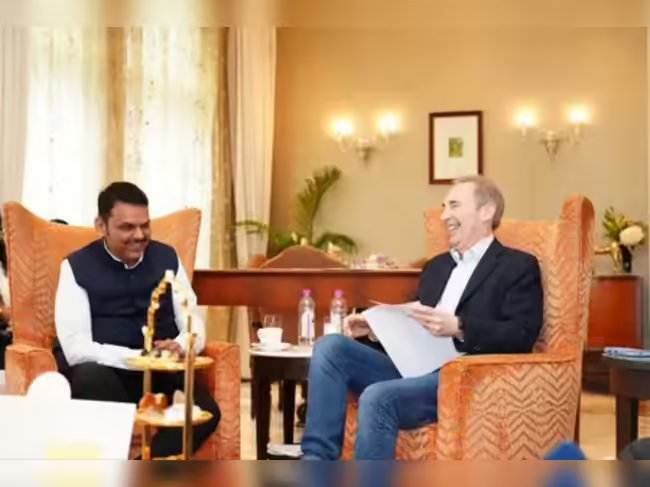 El Ministro Principal de Maharashtra se reúne con el CEO de Amazon e invita a la empresa a invertir en centros de datos y atención médica