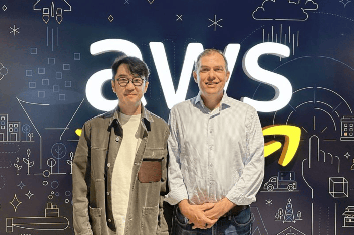 Krafton代表金昌焕（左）与亚马逊云服务（AWS）首席执行官马特·加曼在美国西雅图AWS总部合影。 ©领英