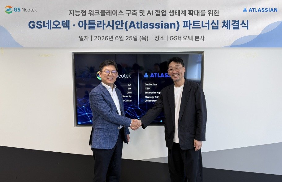 (من اليسار) سيو جونغ إين، رئيس قسم أعمال تكنولوجيا المعلومات في GS Neotech، ويو يون سانغ، ممثل Atlassian Korea