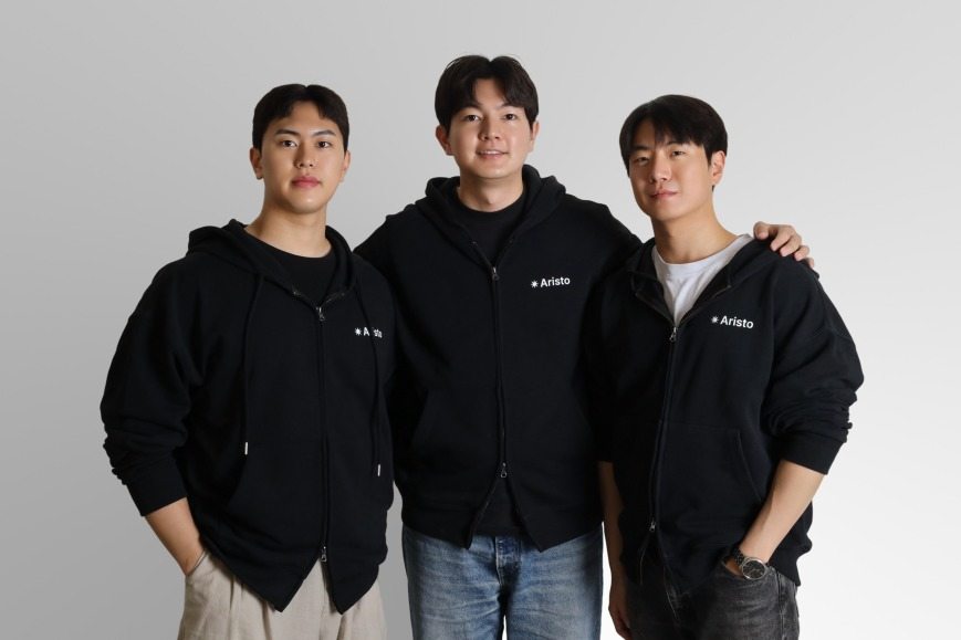 (De derecha a izquierda) Cofundador de Aristo (아리스토), Kim Seung-hyun (김승현); CEO Hwang Shin-hyuk (황신혁); cofundadora Park In-young (박인영)