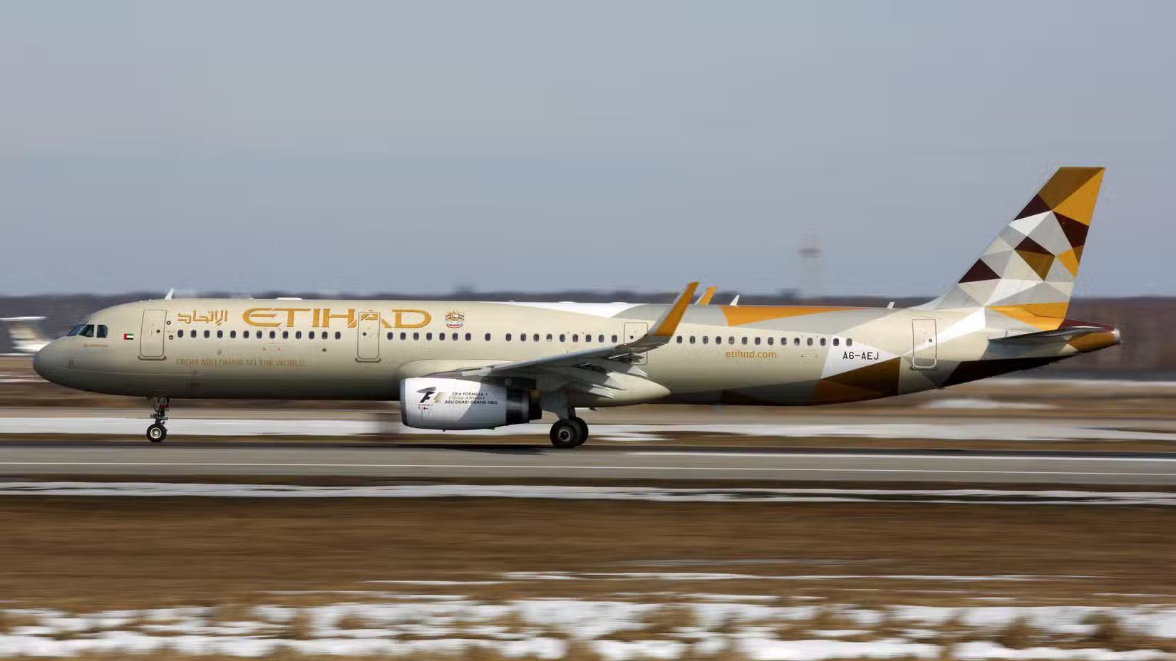 阿提哈德A321-200滑行 Fasttailwind Shutterstock 169