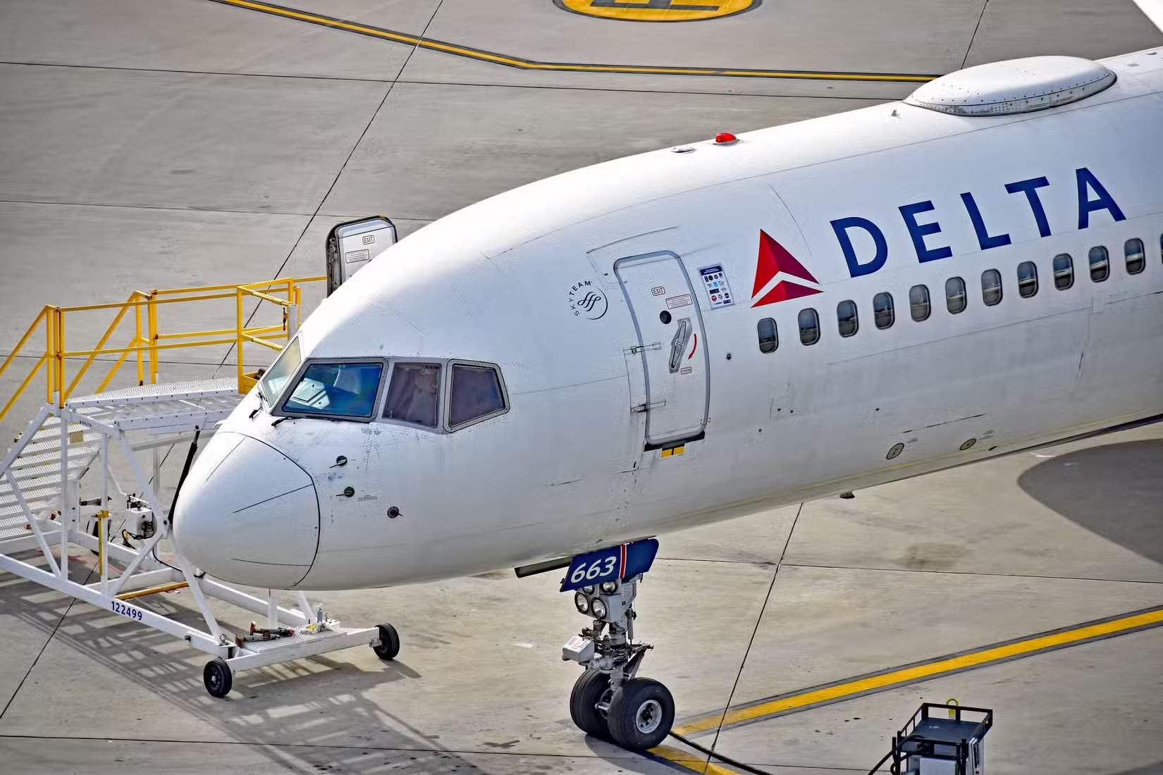 Un avión Boeing 757-200 (N663DN) de Delta Air Lines estacionado en la plataforma del Aeropuerto Internacional Hartsfield-Jackson de Atlanta (ATL)